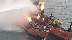 У берегов Крыма потушили один из горящих танкеров. Огонь бушевал более месяца