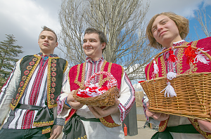 Крымские болгары встретили весну и умилостивили своенравную мартовскую старушку