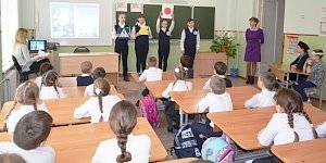 Сотрудники ГИБДД Севастополя объявили День безопасности дорожного движения в школе, ученик которой стал участником ДТП