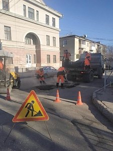 На восьми улицах Симферополя заделали ямы на дорогах