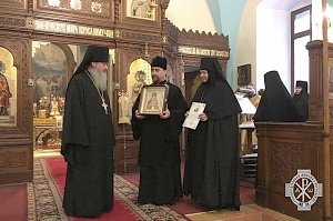 В дар русской духовной миссии передана икона с частицами мощей Святителя Луки