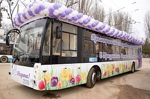 Троллейбус, украшенный Международному женскому дню, выйдет на маршрут в столице Крыма с 7 марта