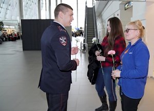 Сотрудники крымской полиции поздравили женщин с Международным женским днём