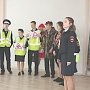 В Севастополе ученики кадетского класса УМВД обучают школьников Правилам дорожного движения