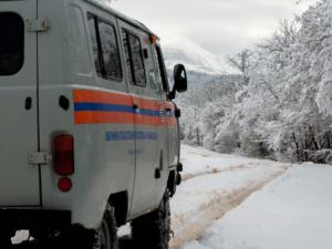 Спасатели вытащили автомобиль с пассажирами из снега на Чатыр-Даге