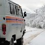 Спасатели вытащили автомобиль с пассажирами из снега на Чатыр-Даге