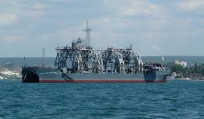 Экипаж спасательного судна Черноморского флота «Коммуна» спустил аппарат АС-28 в море