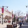 В столице Крыма в честь годовщины воссоединения Крыма с Россией красят лавочки и высаживают цветы