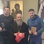 Чемпион по боксу Александр Усик обещает гнать палкой раскольников от православных храмов