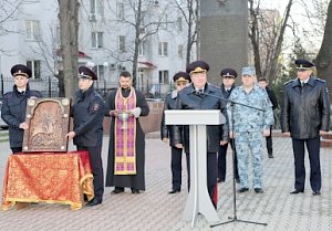 Министр внутренних дел по Республике Крым Олег Торубаров передал икону в дар храму-часовне св. Георгия Победоносца