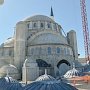 Строители устанавливают мраморные алемы в форме тюльпана на купола Соборной мечети в столице Крыма