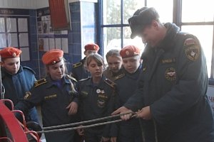 Севастопольские учащиеся кадетских классов МЧС от теории перешли к практическим занятиям
