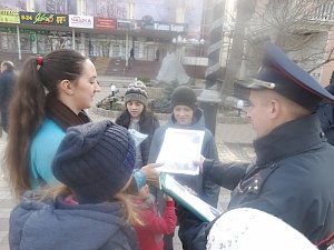 Полицейские в столице Крыма провели социальную акцию «Стоп — мошенник!»