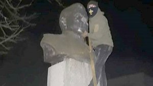 Украинские националисты уничтожили памятник Ватутину в Черниговской области