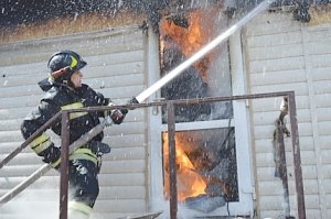 Севастопольские спасатели ликвидировали пожар в частном садовом доме в Балаклаве