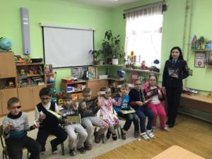 Сотрудники симферопольского ГИБДД оказали помощь детям с нарушением зрения разобраться в ПДД