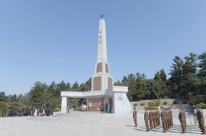 Владимир Колокольцев в Пхеньяне возложил венки к памятнику руководителям Северной Кореи и Монументу Освобождения