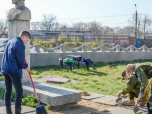 На Воинском кладбище в Керчи добровольцы провели субботник