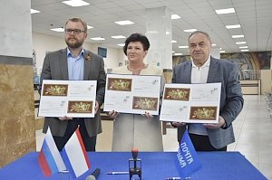 Сегодня симферопольцы имеют возможность приобрести в основном отделении «Почты Крыма» открытки, погашенные уникальным штемпелем