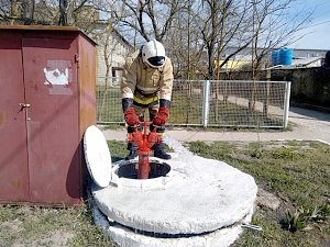 Крымские спасатели проверяют источники противопожарного водоснабжения