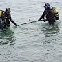 Курсанты-водолазы Севастопольского филиала объединенного учебного центра ВМФ выполняют практические спуски под воду
