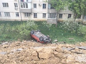 МЧС Севастополя: Три автомобиля упали в обрыв при обрушении грунта на парковке