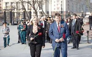 Мемориальная акция в Александровском cаду правительства России объединила два знаковых события в истории Крыма