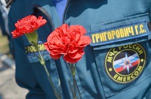 Севастопольские спасатели почтили память героев-ликвидаторов последствий чернобыльской катастрофы