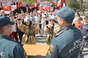 Крымские спасатели провели огнеборцы состязания в Гагаринском парке