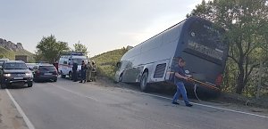 По дороге в Судак рейсовый автобус завалился на бок