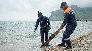 Водолазы проводят обследование крымских пляжей в преддверии купального сезона