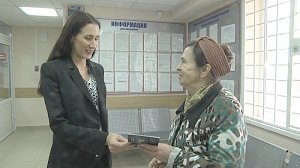В Севастополе сотрудники отдела по вопросам миграции помогают пожилой иностранке получить гражданство РФ