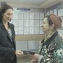 В Севастополе сотрудники отдела по вопросам миграции помогают пожилой иностранке получить гражданство РФ