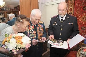 Накануне 9 мая сотрудники МВД России поздравили ветеранов Великой Отечественной войны