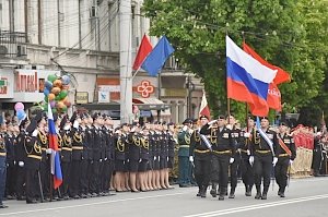 На главную площадь Симферополя вынесли легендарное Знамя Победы