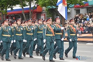 Юные казаки и казачки участвовали в Параде Победы в столице Крыма