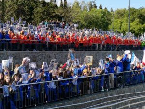 В «Артеке» шествие «Бессмертного полка» собрало 3200 детей из 58 стран мира