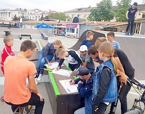 Сотрудники Госавтоинспекции Севастополя поведали о социальной кампании «Сохрани Жизнь! #Выскажись!» посетителям нового скейт-парка