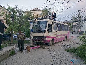 В центре Симферополя автобус снёс столб с линиями электропередач