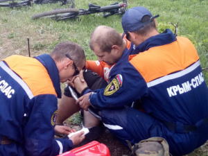 Крымские спасатели помогли опрокинувшемуся велосипедисту и повредившему ногу туристу