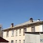 Неуважаемая крыша: Жители дома в Симферополе кроме солнечных ванн принимают дождевые