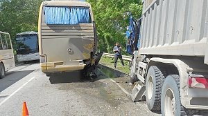 Спасатели деблокировали водителя грузовика, пострадавшего в ДТП с участием четырёх авто в Бахчисарайском районе