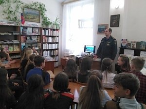 Инспекторы Центра ГИМС МЧС России по городу Севастополю информируют школьников о безопасности на воде