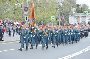 Севастопольские спасатели и кадеты МЧС России, кроме того, ветераны пожарной охраны участвовали в Параде Победы