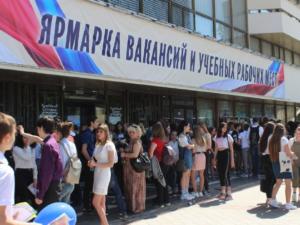 Работодатели предложили крымчанам 17 тысяч вакантных мест в рамках ярмарки вакансий