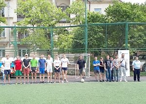 В Севастополе полицейские организовали для подростков товарищеский матч по мини-футболу