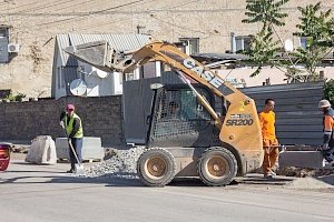 На столичной улице Воровского обновляют бордюры