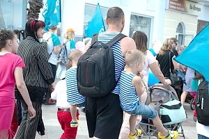 Двойное счастье: по набережной Ялты прошёл парад близняшек