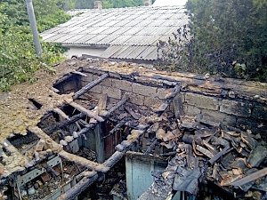 Крымские спасатели ликвидировали пожар в жилом доме в Феодосии