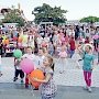 Близнецы и их родители праздновали на ялтинской набережной